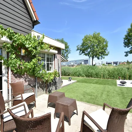 Holiday home Robinie Oude-Tonge